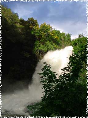 La parte la plus haute de la cascade de la Cachoeira do Frade, avec beaucoup d'eau dans la période des pluies