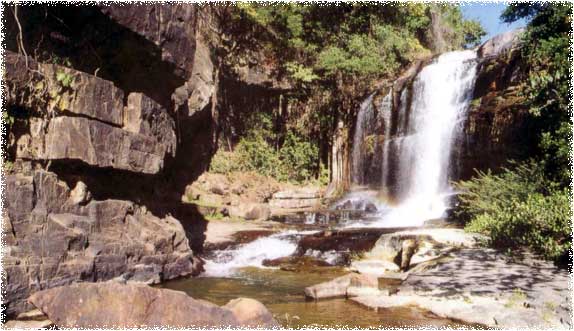 La même chute d'eau dans l'epoque sèche